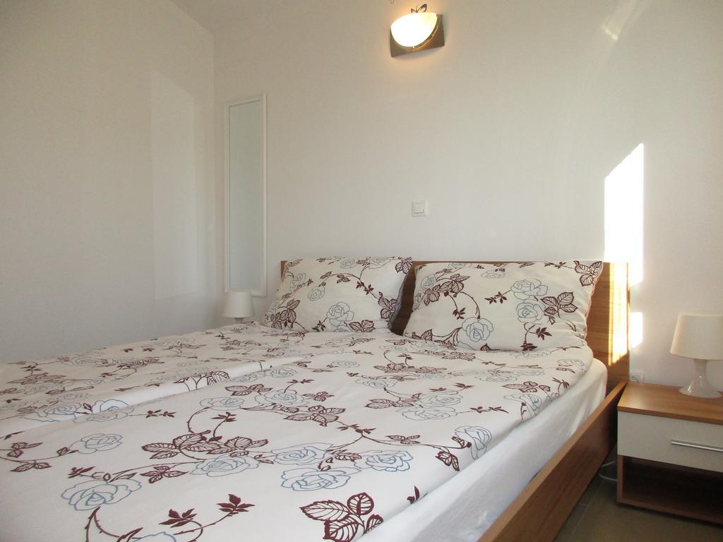 Iva Doren Apartment Vir